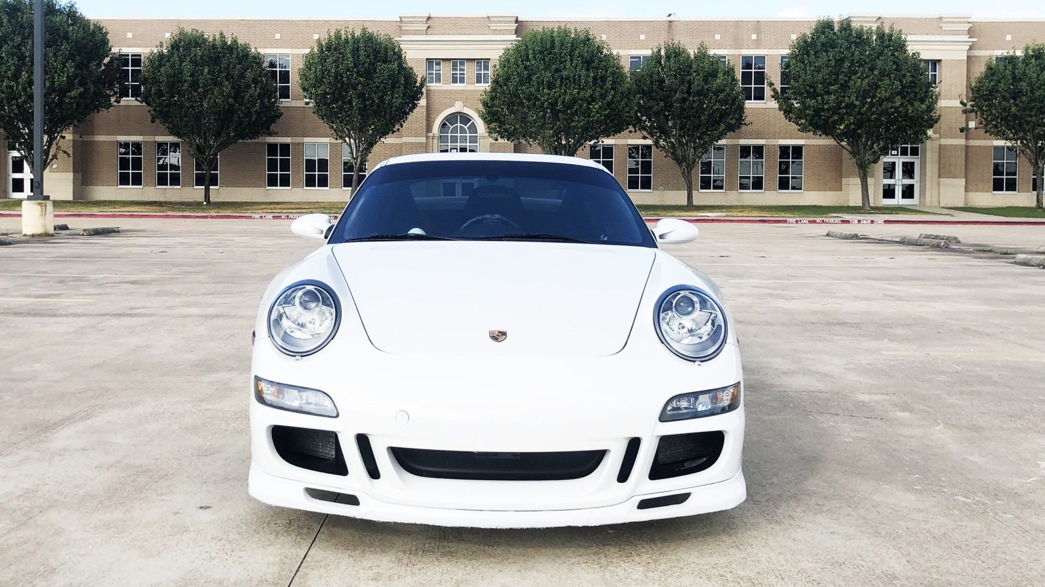 Porsche 911 Features a McLaren F1-Like Center Seat Conversion